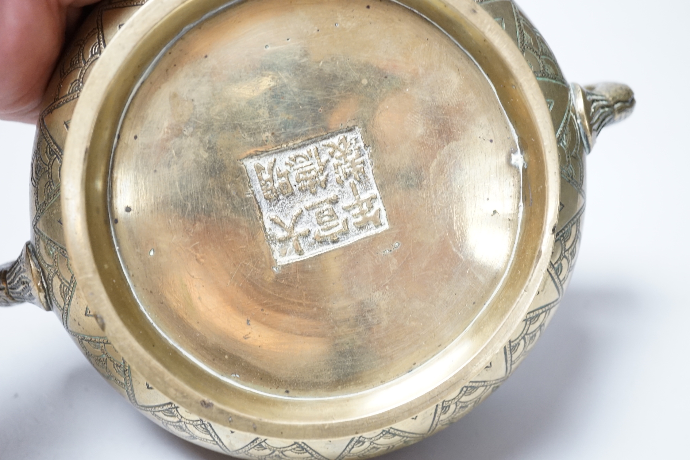 A Chinese bronze censer, early 20th century, 18cm wide